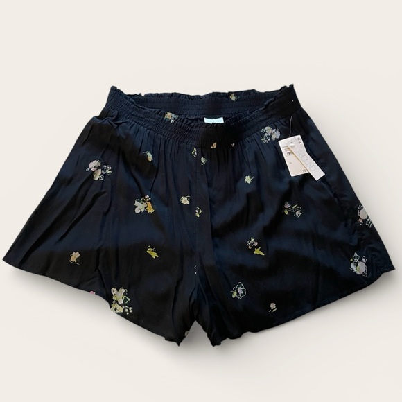 Abound Pants - Abound viscose flowy shorts with flower pattern